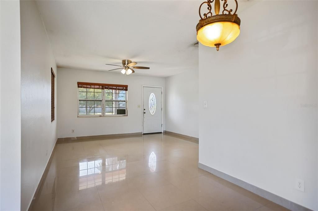 For Rent: $2,000 (2 beds, 1 baths, 907 Square Feet)