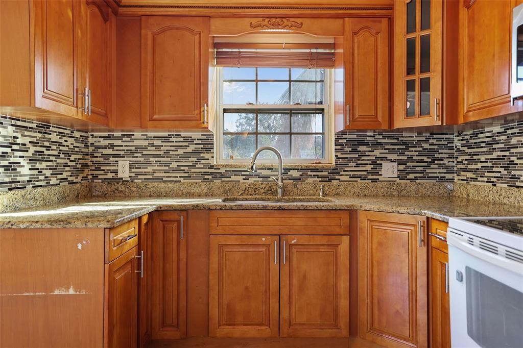 For Rent: $2,000 (2 beds, 1 baths, 907 Square Feet)