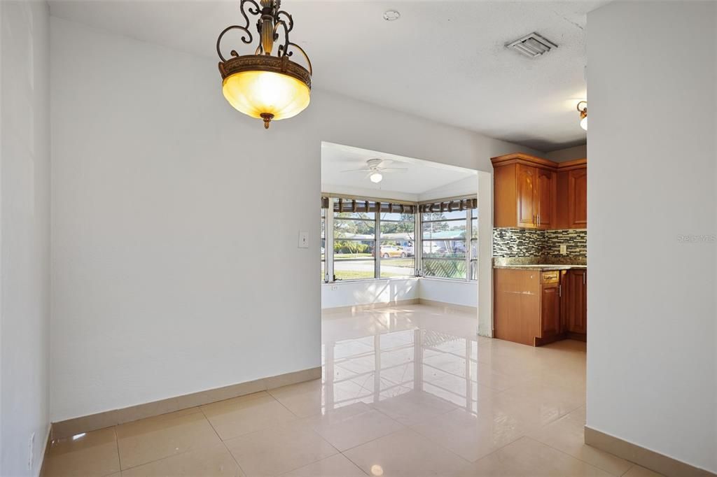 For Rent: $2,000 (2 beds, 1 baths, 907 Square Feet)