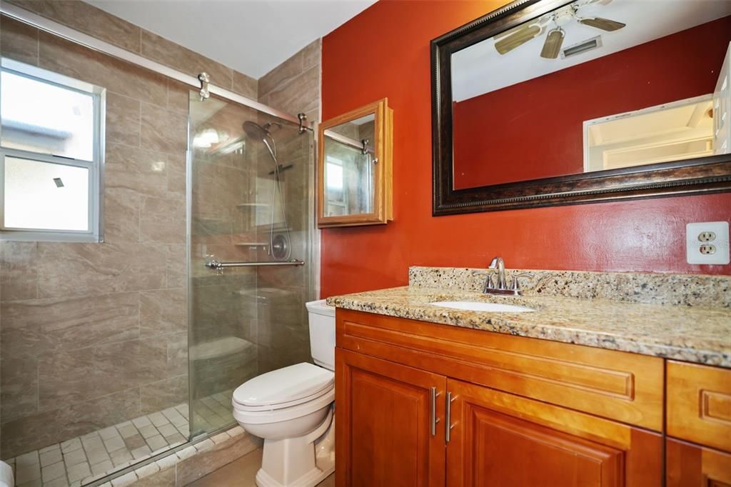 For Rent: $2,000 (2 beds, 1 baths, 907 Square Feet)