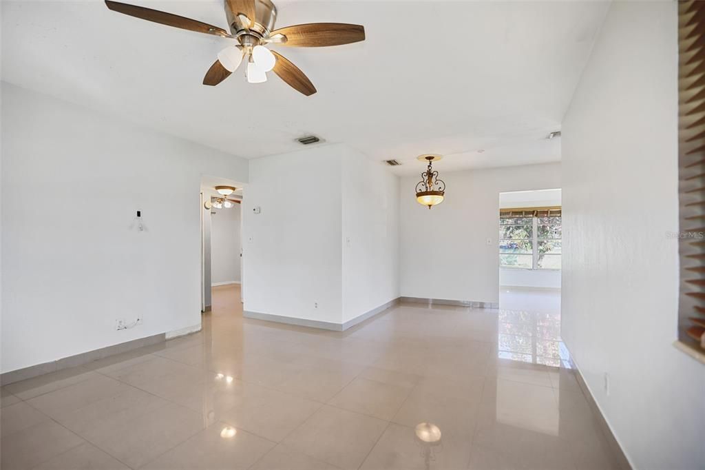 For Rent: $2,000 (2 beds, 1 baths, 907 Square Feet)