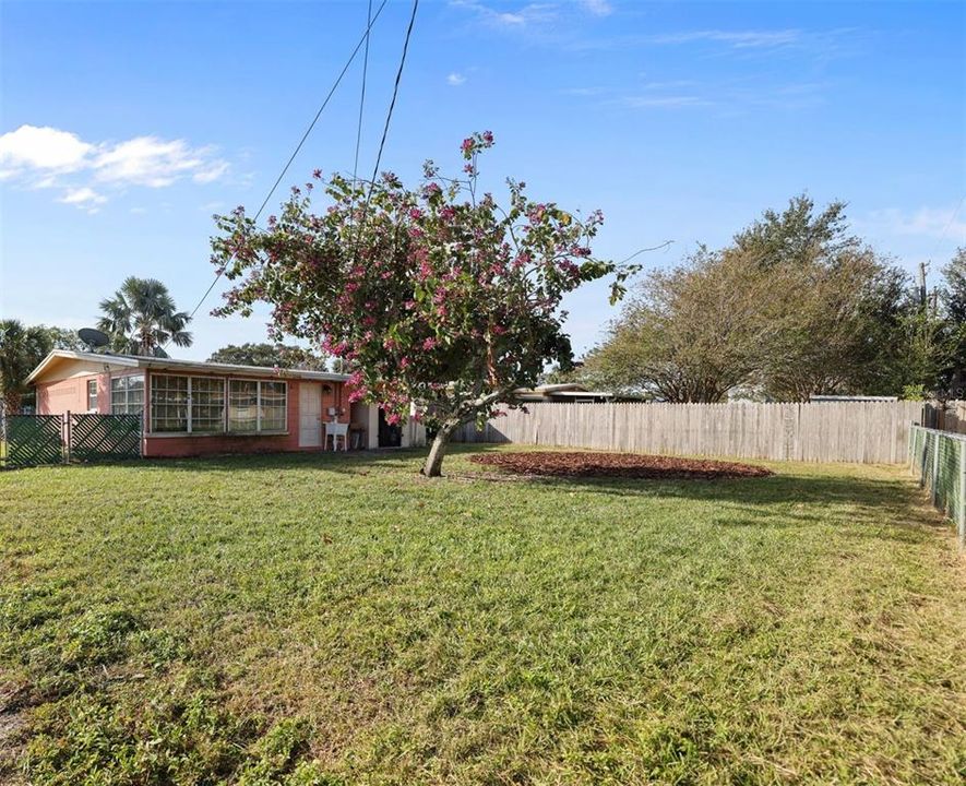 For Rent: $2,000 (2 beds, 1 baths, 907 Square Feet)