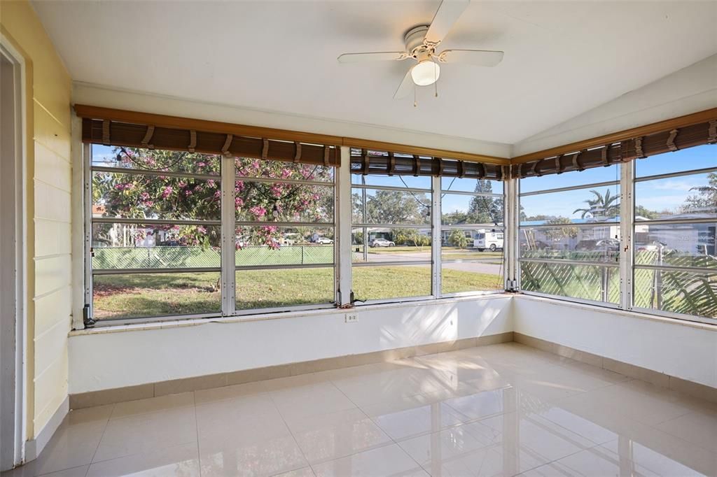 For Rent: $2,000 (2 beds, 1 baths, 907 Square Feet)