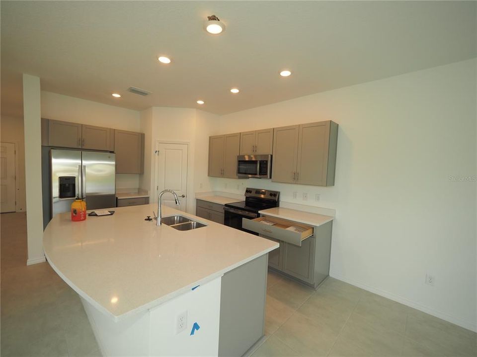 For Rent: $2,100 (3 beds, 2 baths, 1553 Square Feet)