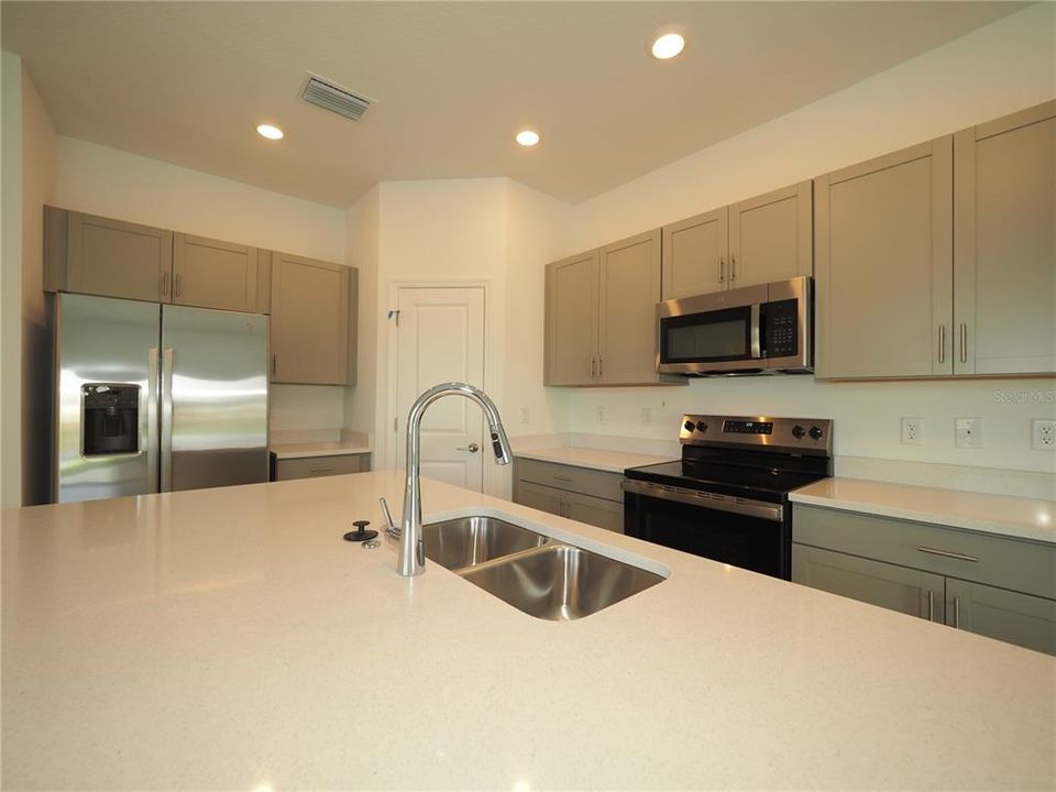 For Rent: $2,100 (3 beds, 2 baths, 1553 Square Feet)