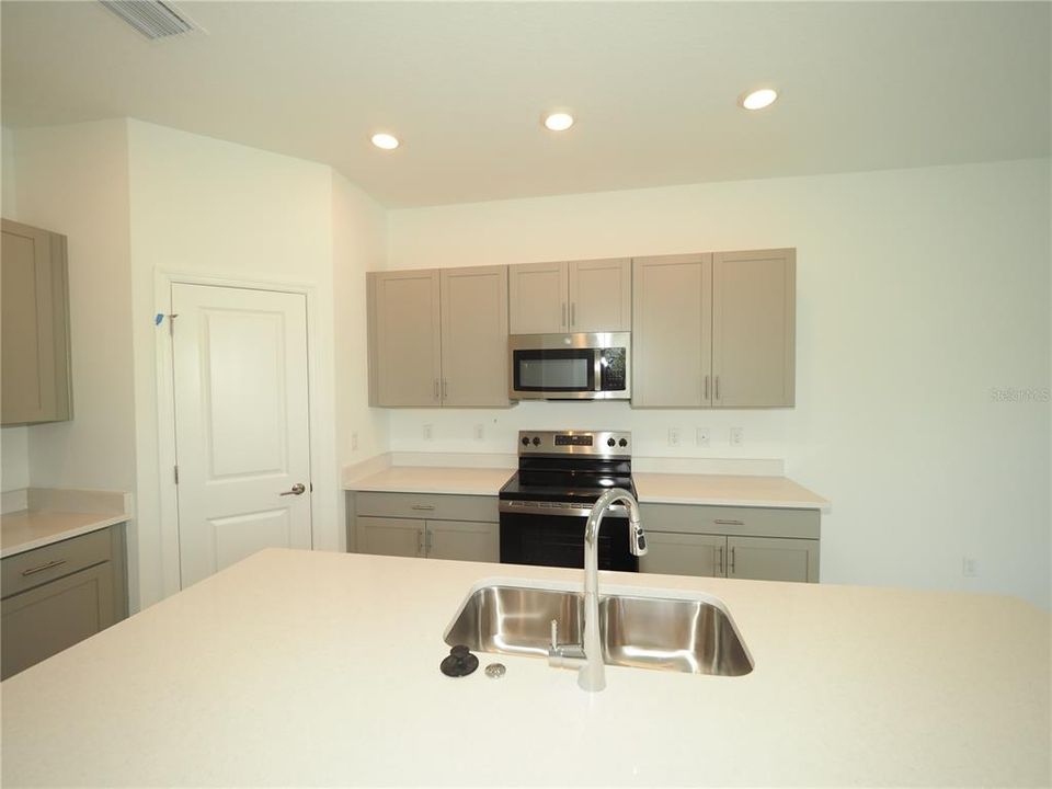 For Rent: $2,100 (3 beds, 2 baths, 1553 Square Feet)