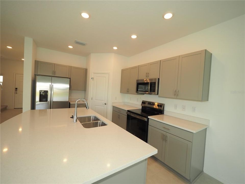 For Rent: $2,100 (3 beds, 2 baths, 1553 Square Feet)