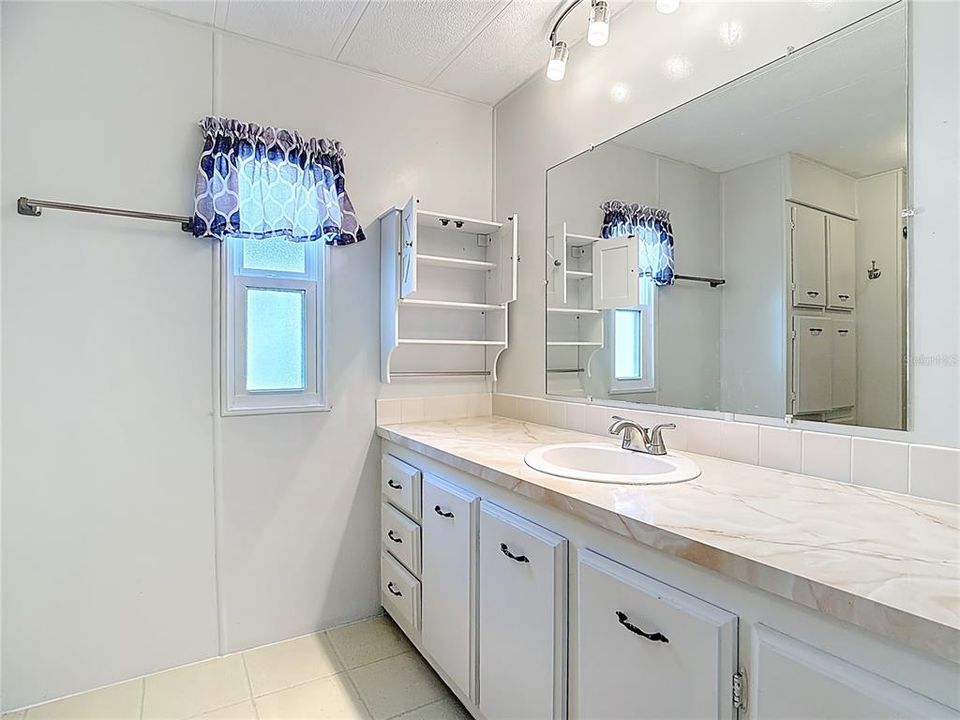 На продажу: $185,000 (2 спален, 2 ванн, 1104 Квадратных фут)