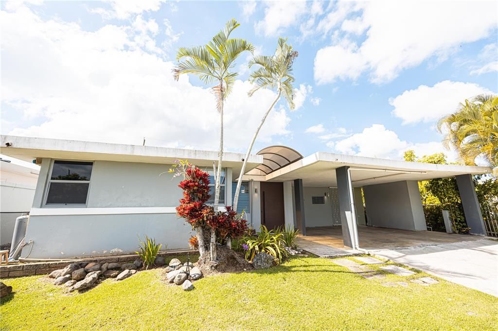 En Renta: $6,500 (5 camas, 3 baños, 2500 Pies cuadrados)