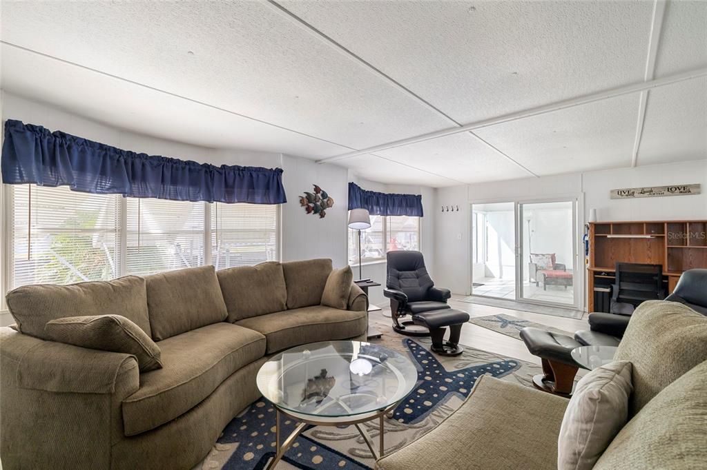 For Sale: $150,000 (2 beds, 2 baths, 960 Square Feet)