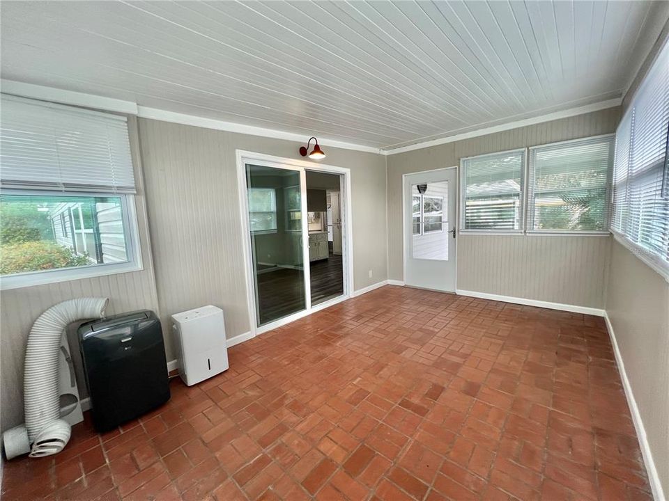 For Sale: $159,900 (2 beds, 2 baths, 1104 Square Feet)