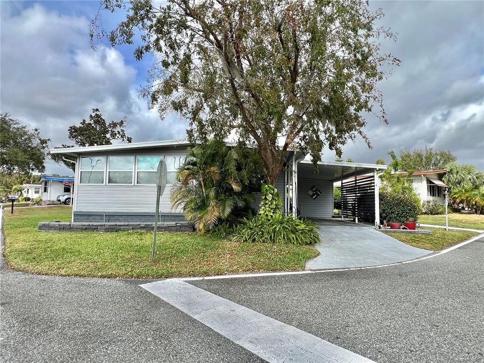 For Sale: $159,900 (2 beds, 2 baths, 1104 Square Feet)