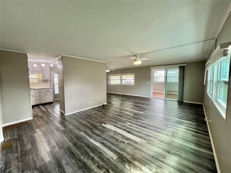 For Sale: $159,900 (2 beds, 2 baths, 1104 Square Feet)