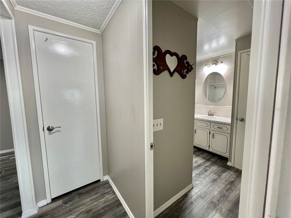 For Sale: $159,900 (2 beds, 2 baths, 1104 Square Feet)