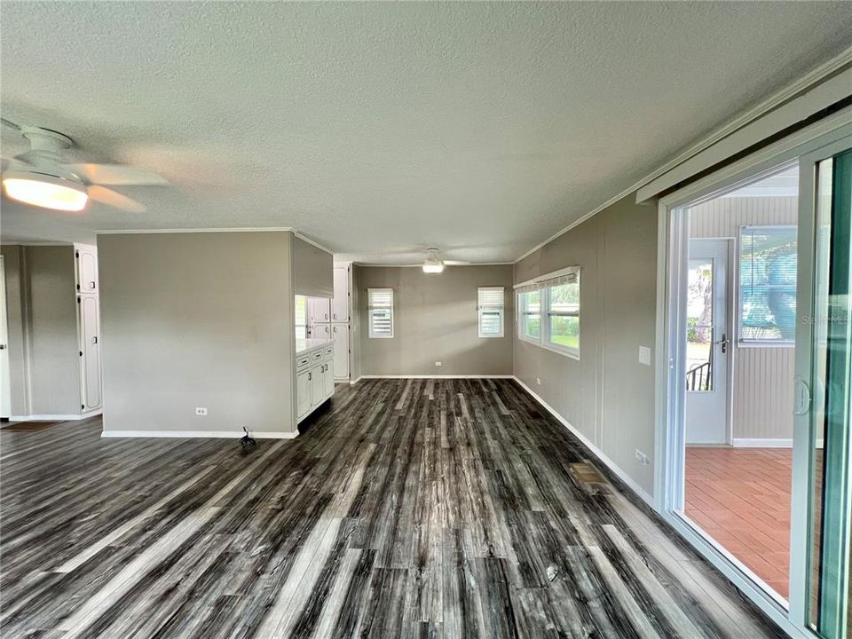 For Sale: $159,900 (2 beds, 2 baths, 1104 Square Feet)