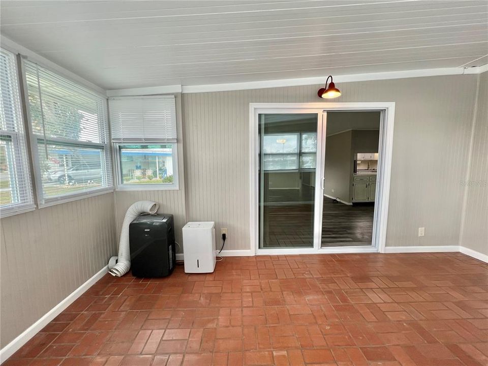 For Sale: $159,900 (2 beds, 2 baths, 1104 Square Feet)