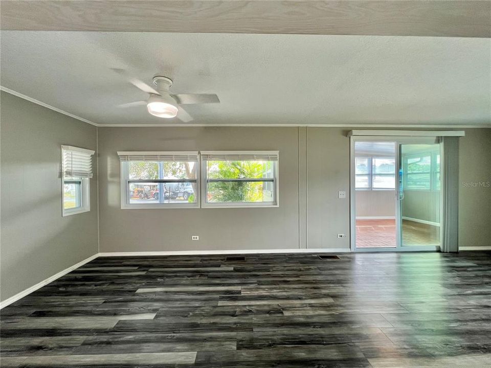 For Sale: $159,900 (2 beds, 2 baths, 1104 Square Feet)