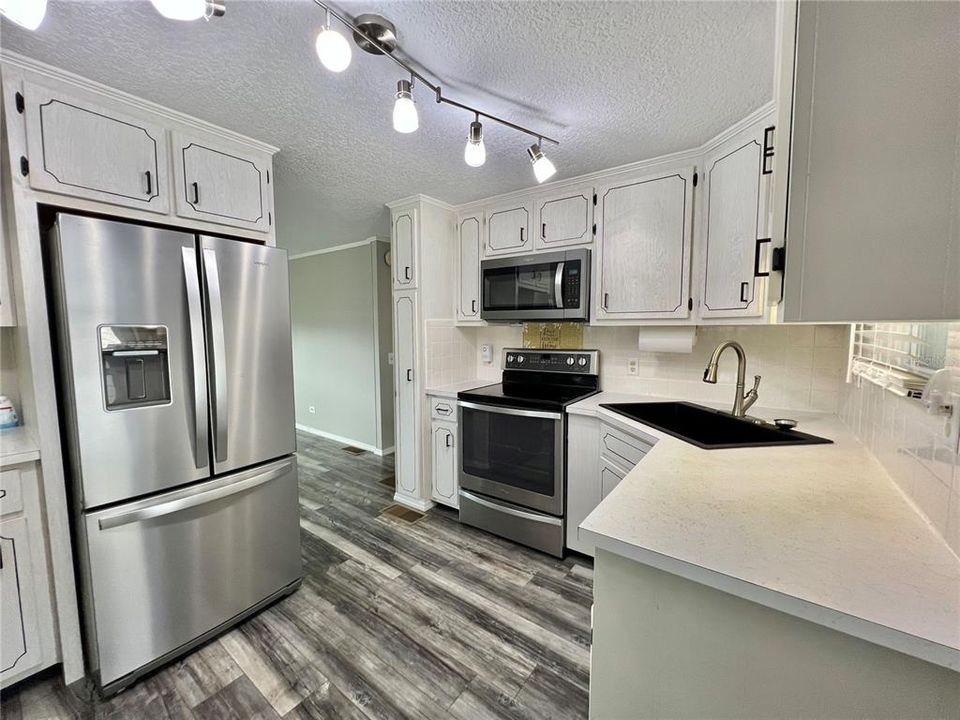 For Sale: $159,900 (2 beds, 2 baths, 1104 Square Feet)