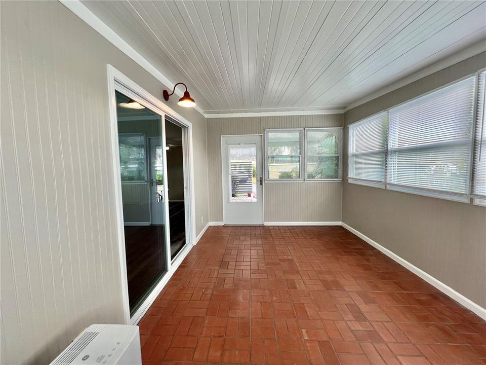 For Sale: $159,900 (2 beds, 2 baths, 1104 Square Feet)