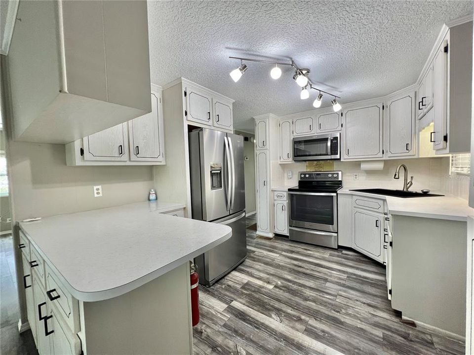 For Sale: $159,900 (2 beds, 2 baths, 1104 Square Feet)
