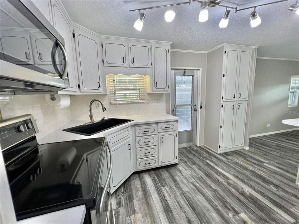 For Sale: $159,900 (2 beds, 2 baths, 1104 Square Feet)