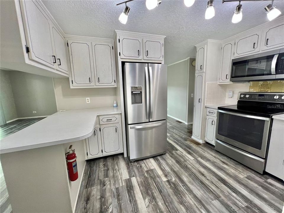 For Sale: $159,900 (2 beds, 2 baths, 1104 Square Feet)