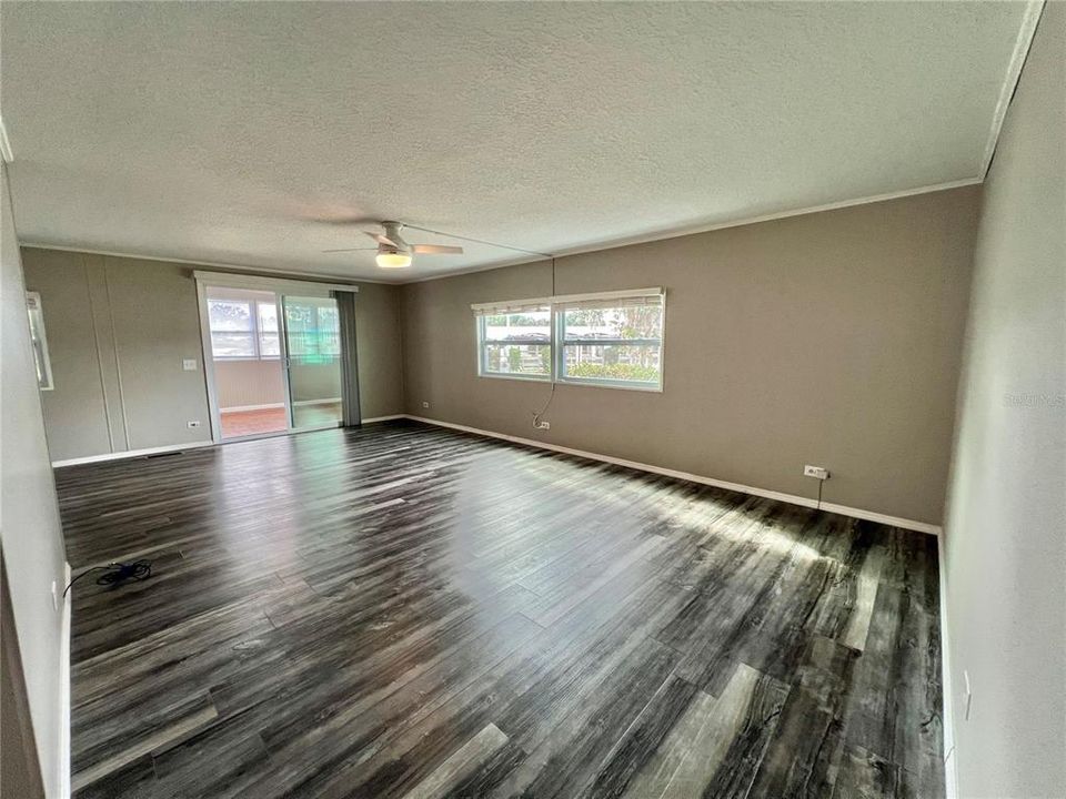 For Sale: $159,900 (2 beds, 2 baths, 1104 Square Feet)