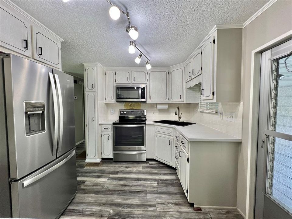 For Sale: $159,900 (2 beds, 2 baths, 1104 Square Feet)