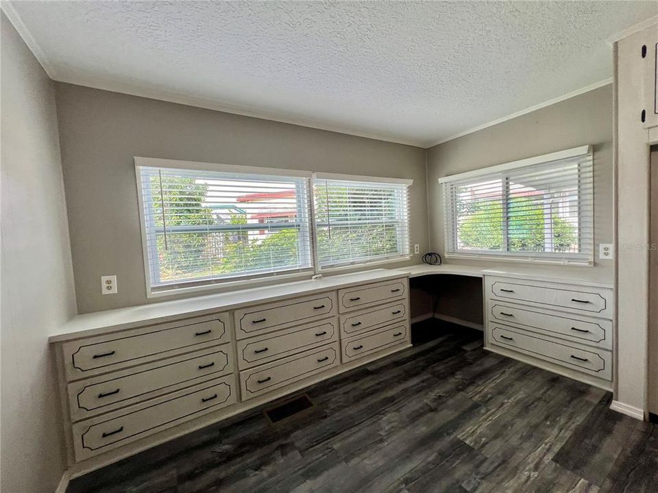 For Sale: $159,900 (2 beds, 2 baths, 1104 Square Feet)