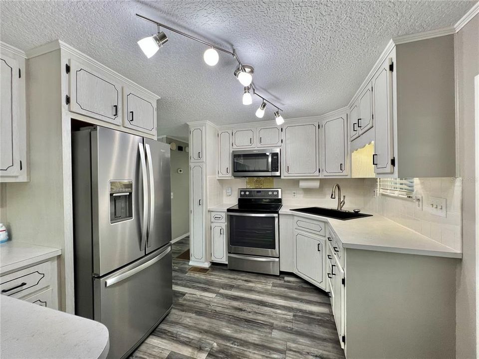 For Sale: $159,900 (2 beds, 2 baths, 1104 Square Feet)