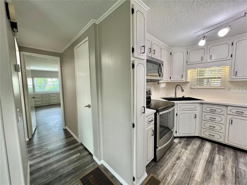 For Sale: $159,900 (2 beds, 2 baths, 1104 Square Feet)