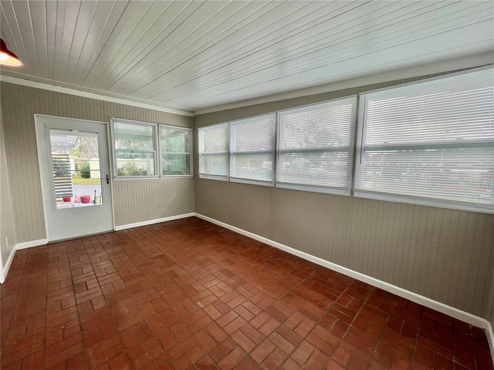 For Sale: $159,900 (2 beds, 2 baths, 1104 Square Feet)