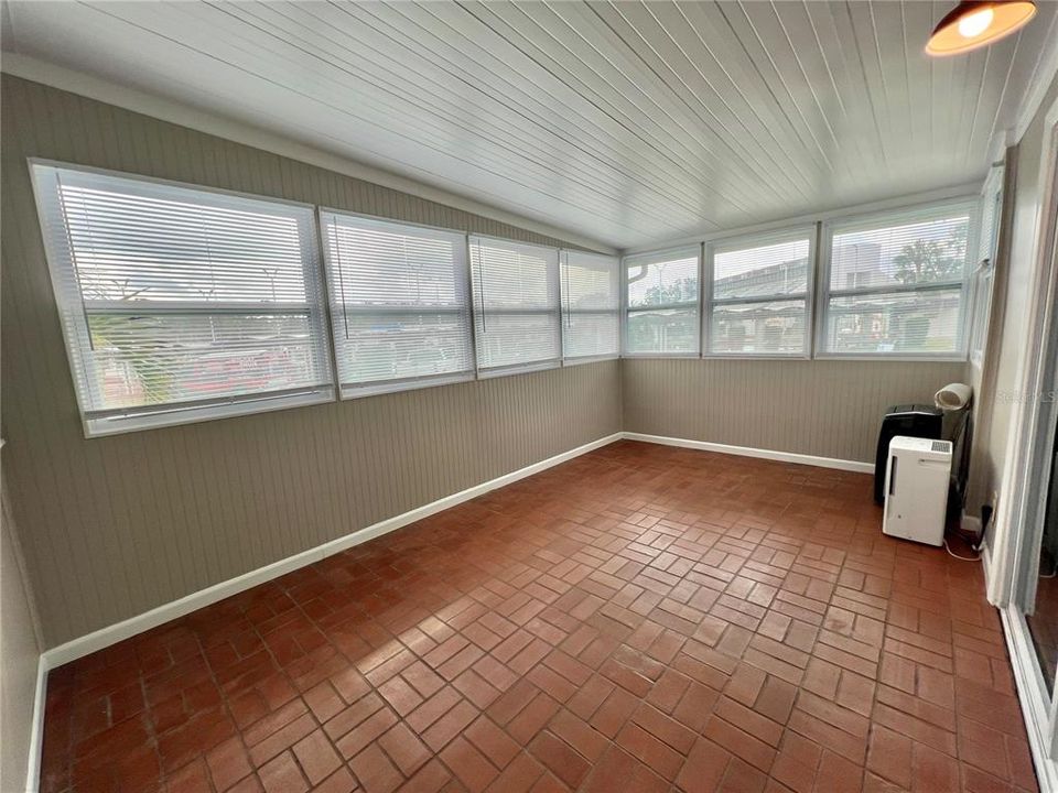 For Sale: $159,900 (2 beds, 2 baths, 1104 Square Feet)