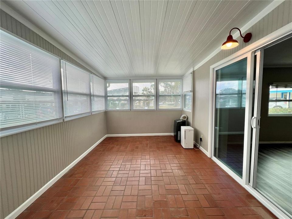 For Sale: $159,900 (2 beds, 2 baths, 1104 Square Feet)