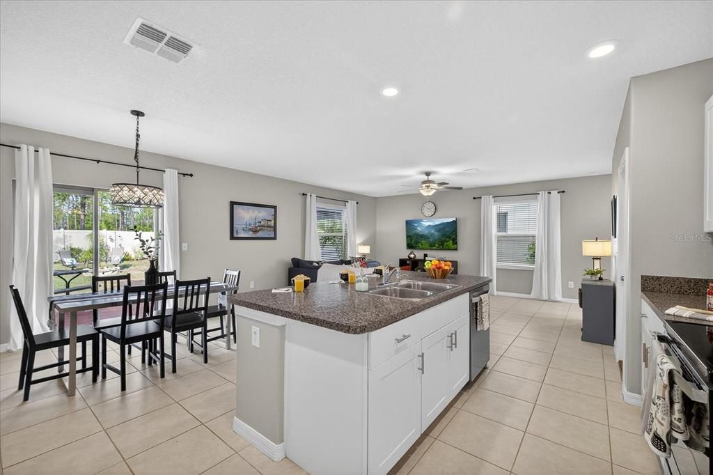 En Venta: $380,000 (4 camas, 2 baños, 1870 Pies cuadrados)