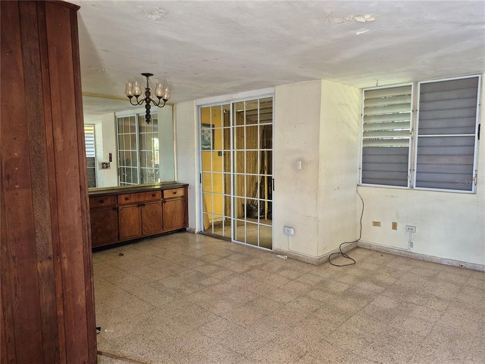 En Venta: $161,000 (4 camas, 2 baños, 1500 Pies cuadrados)