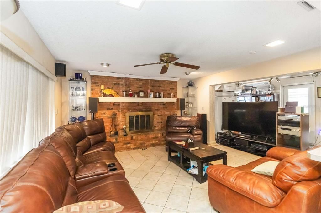 For Sale: $285,000 (3 beds, 2 baths, 1331 Square Feet)