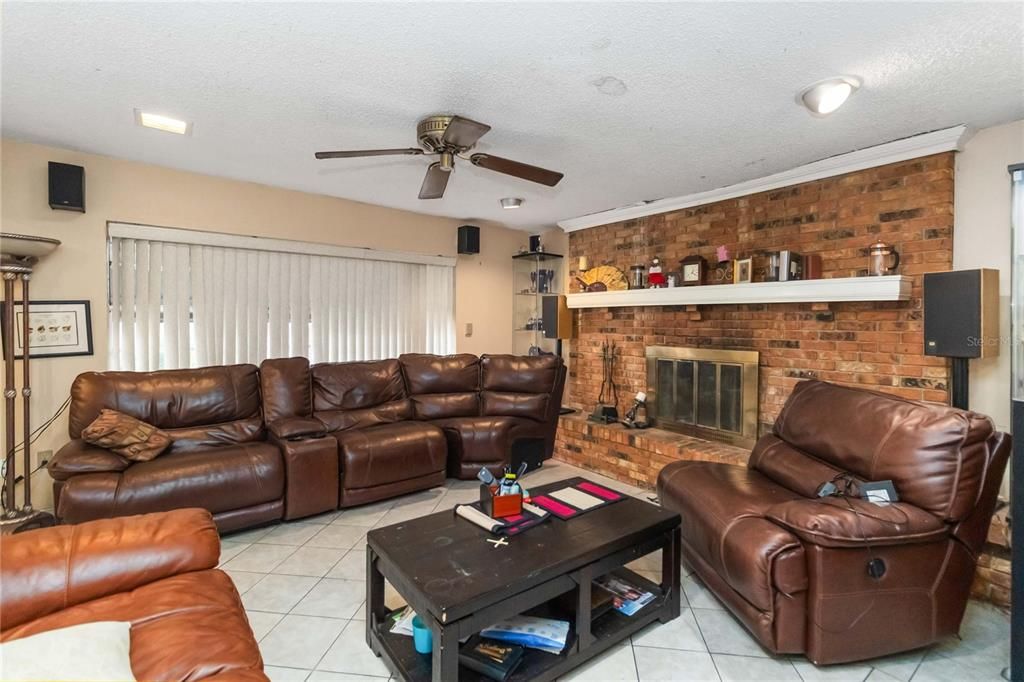 For Sale: $285,000 (3 beds, 2 baths, 1331 Square Feet)