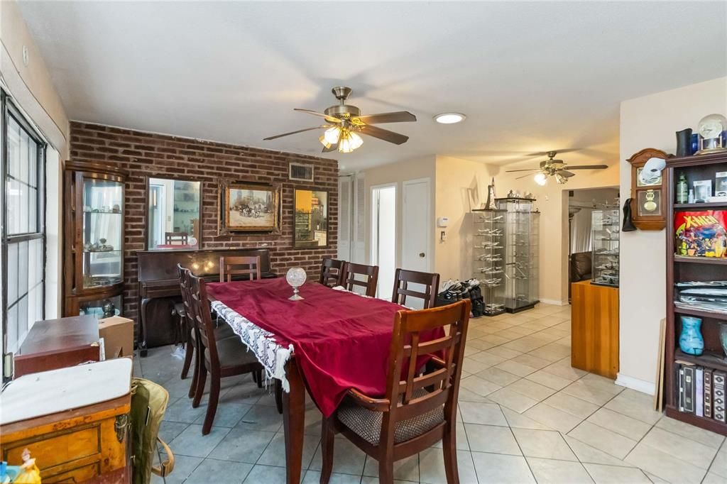 For Sale: $285,000 (3 beds, 2 baths, 1331 Square Feet)