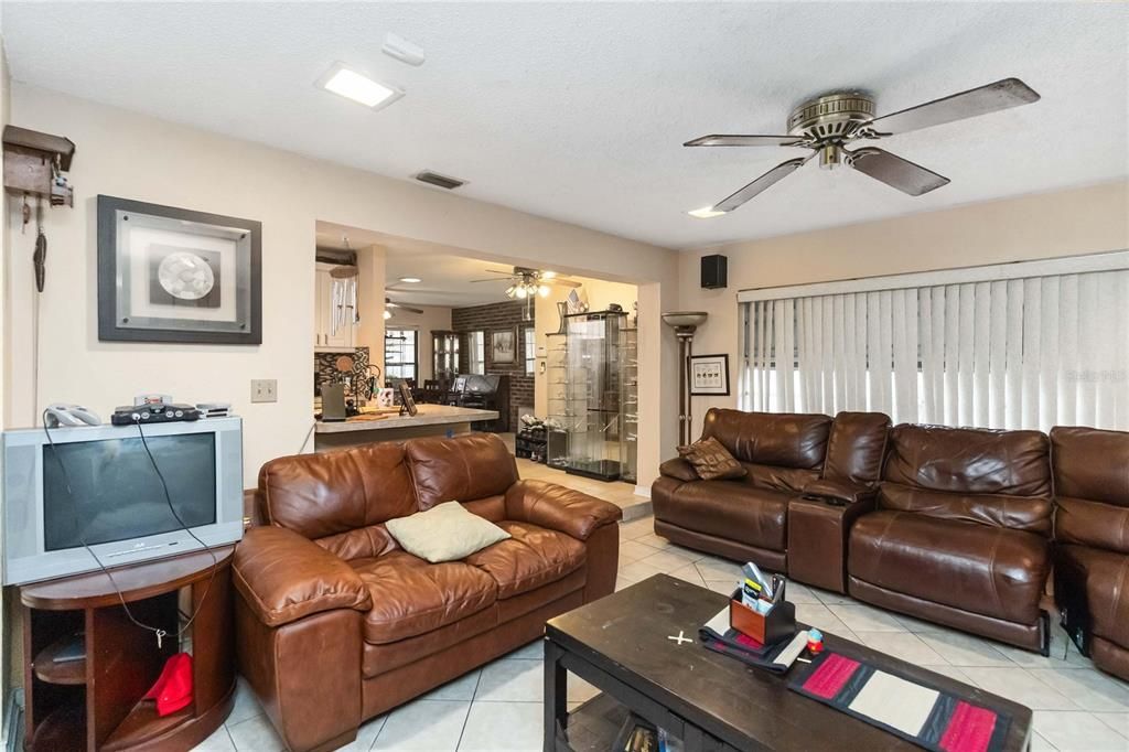 For Sale: $285,000 (3 beds, 2 baths, 1331 Square Feet)