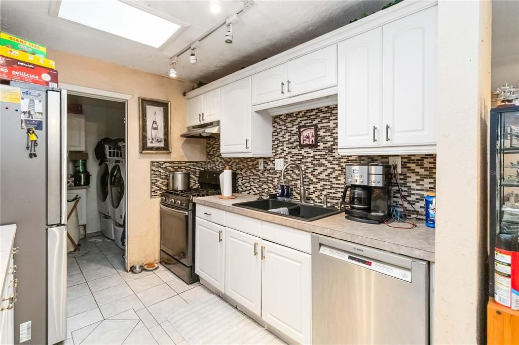 For Sale: $285,000 (3 beds, 2 baths, 1331 Square Feet)