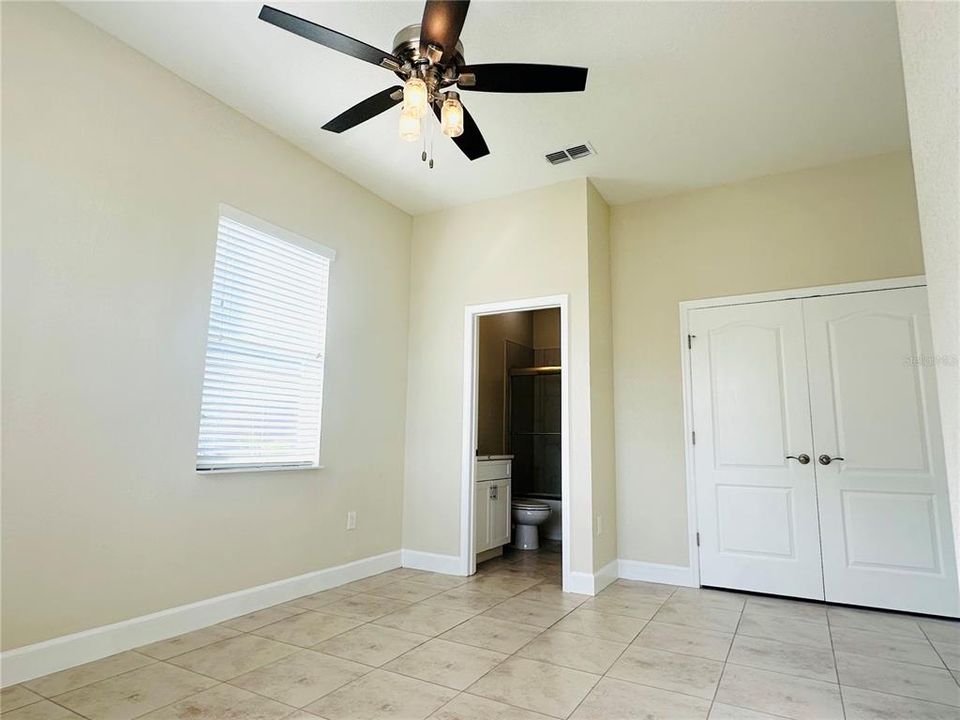 En Renta: $2,400 (4 camas, 3 baños, 2279 Pies cuadrados)