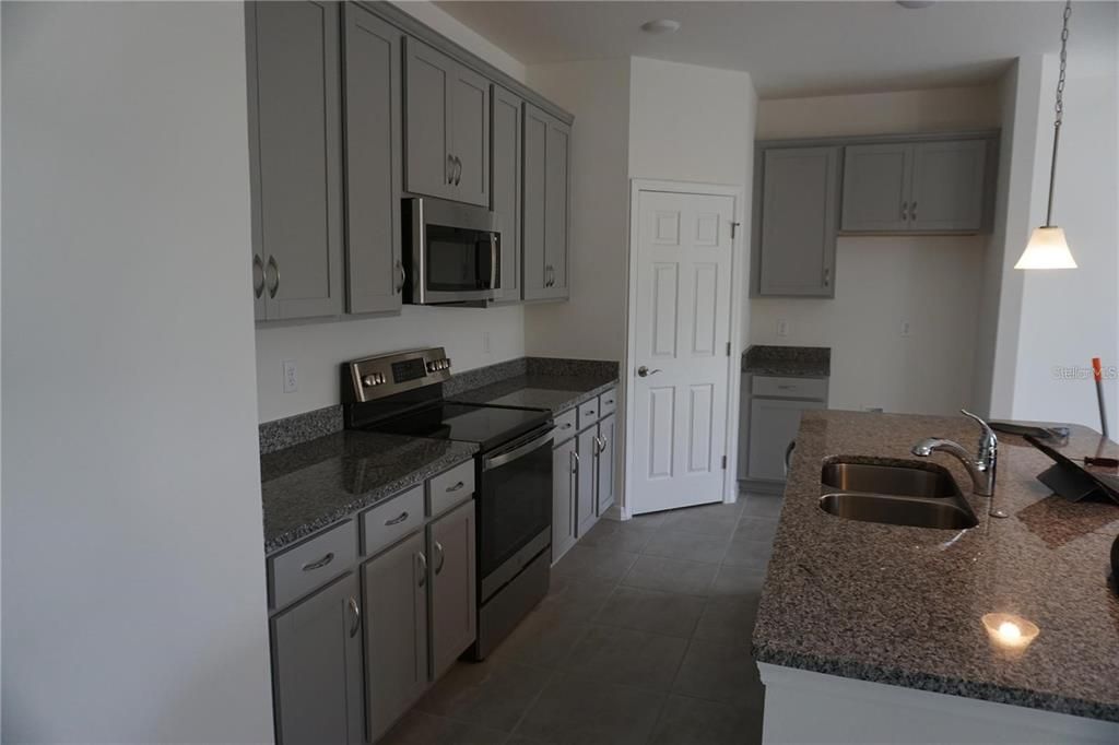 For Rent: $2,150 (4 beds, 2 baths, 1838 Square Feet)