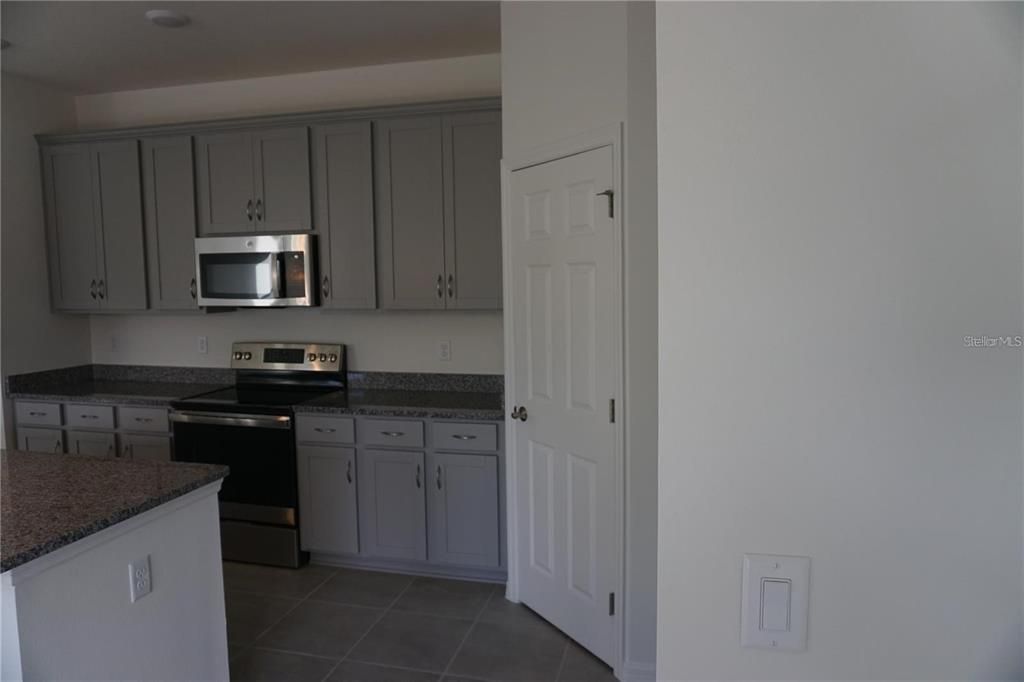 For Rent: $2,150 (4 beds, 2 baths, 1838 Square Feet)