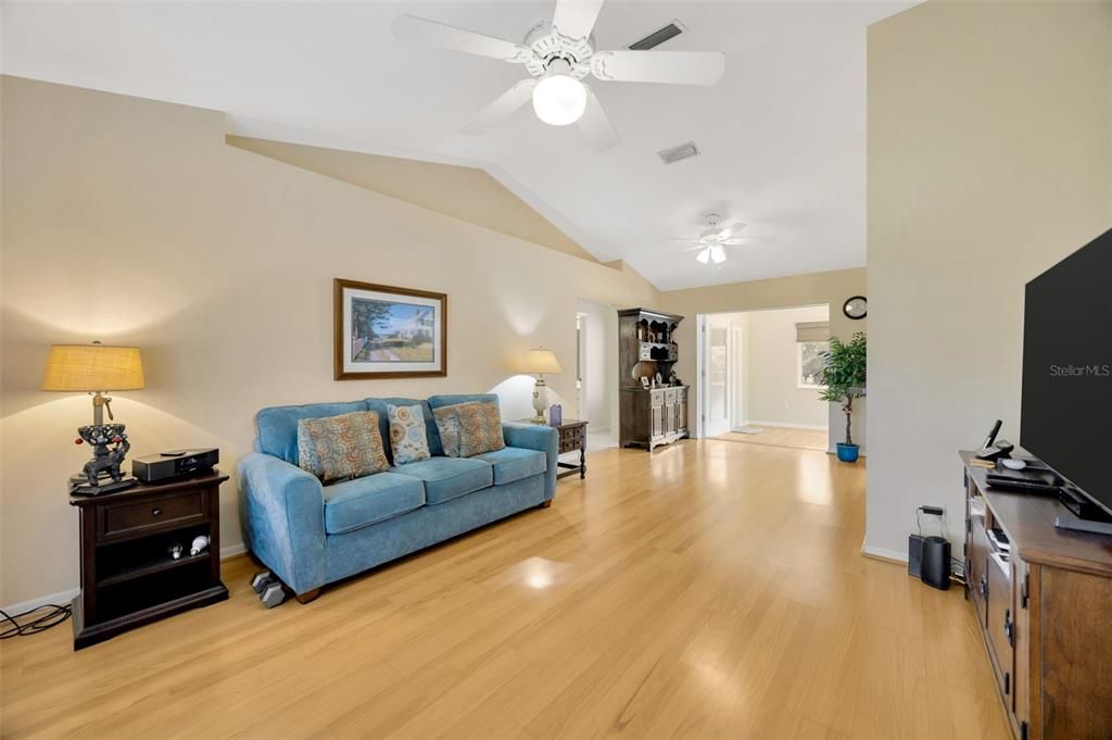 На продажу: $329,000 (2 спален, 2 ванн, 1420 Квадратных фут)