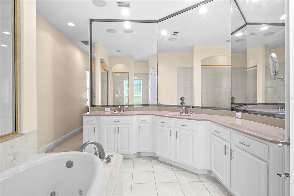 For Sale: $1,100,000 (4 beds, 3 baths, 3368 Square Feet)