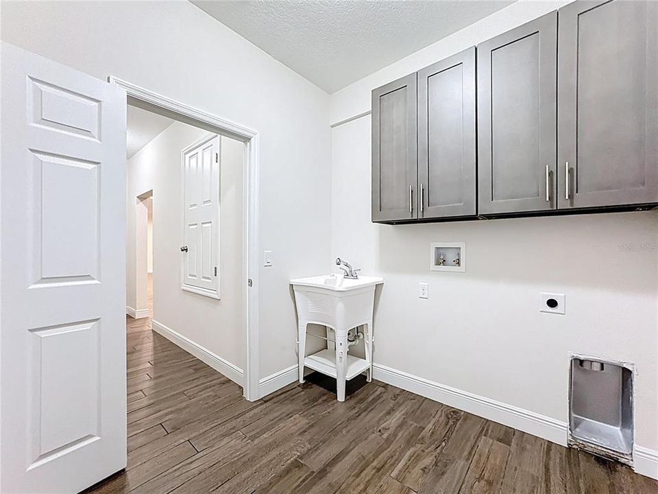 For Sale: $700,000 (4 beds, 3 baths, 2927 Square Feet)