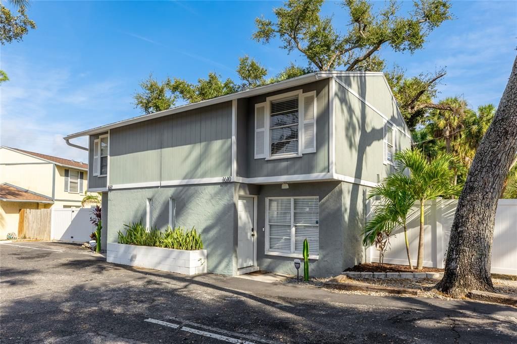 待售: $650,000 (4 贝兹, 0 浴室, 1920 平方英尺)