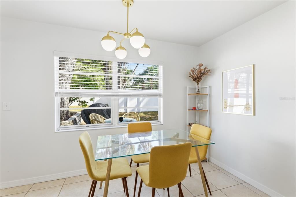 待售: $650,000 (4 贝兹, 0 浴室, 1920 平方英尺)