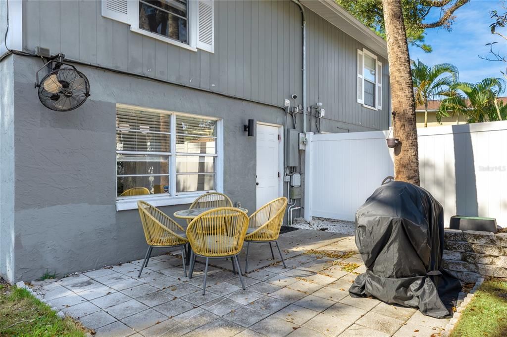 待售: $650,000 (4 贝兹, 0 浴室, 1920 平方英尺)